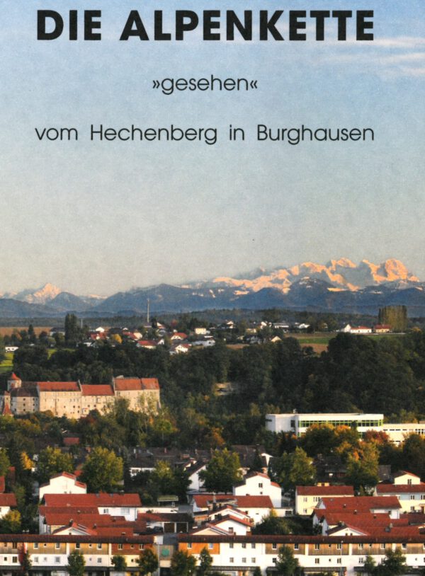 Titelbild Broschüre Die Alpenkette von 2008. Gesehen vom Hechenberg in Burghausen. Häuser von Burghausen mit der Hauptburg, dahinter schneebedeckte Berge.