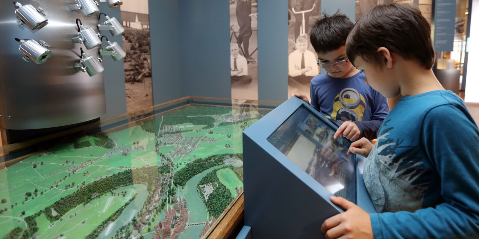 Stadtgeschichte Burghausen - Modell der Neustadt Eine Mittmachstation mit dem Modell der Neustadt, die mit den Wacker Werken entstanden ist