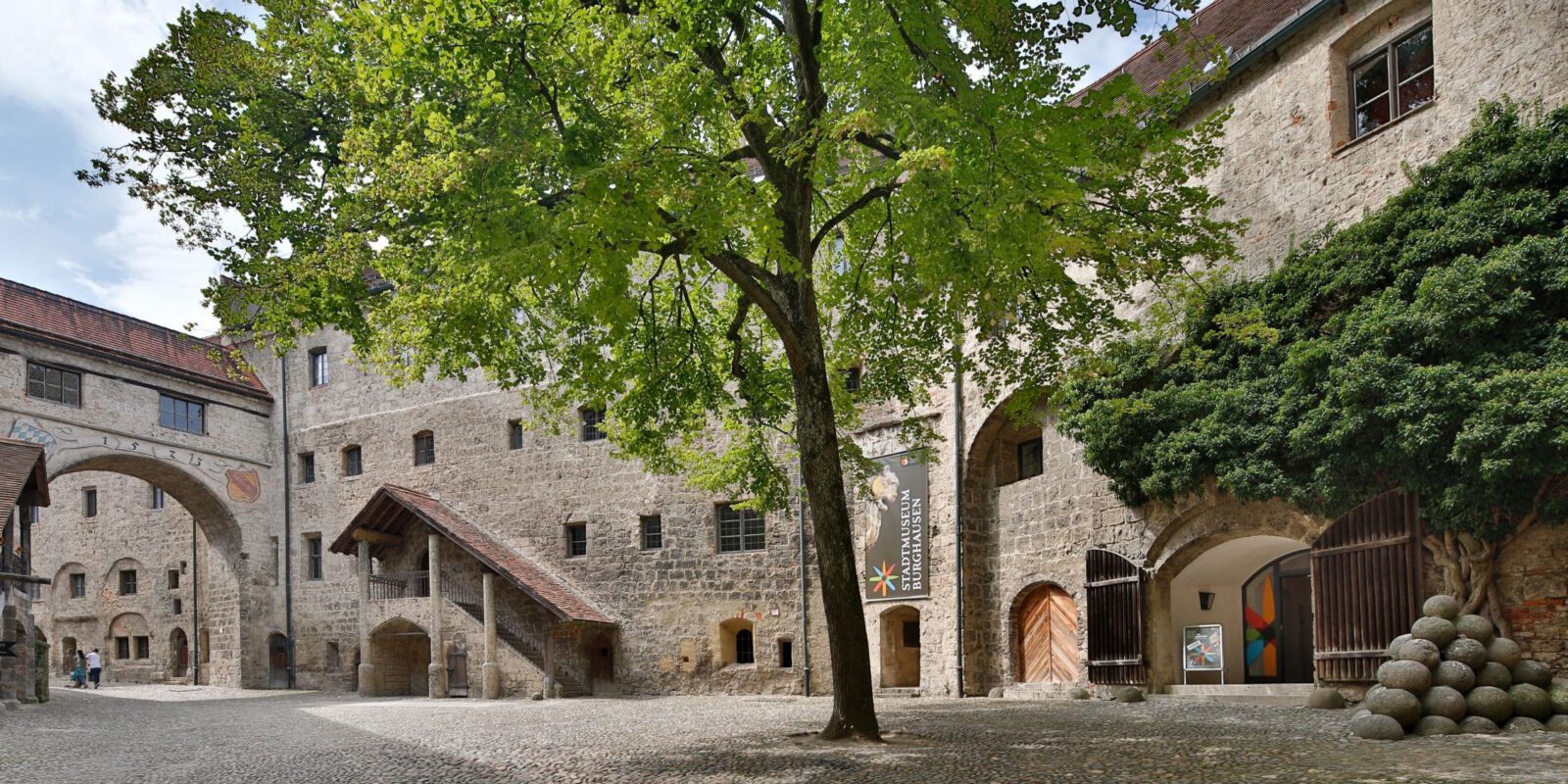 Eingang des Museums in der Kemenate Der Innenhof der Burg mit dem Eingang zum Museum